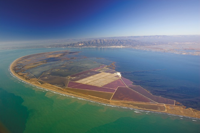 Vista aérea de salinas mediterráneas