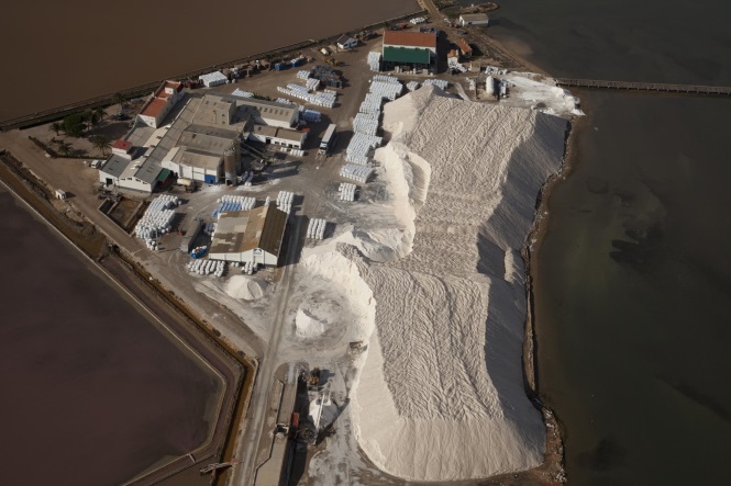 Instalaciones de producción y almacenamiento de sal marina